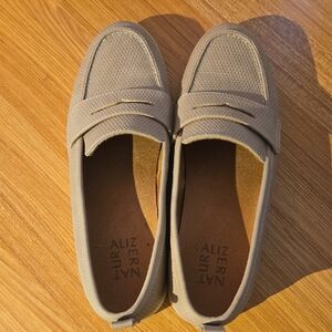 Naturalizer Women's Tan Loafers